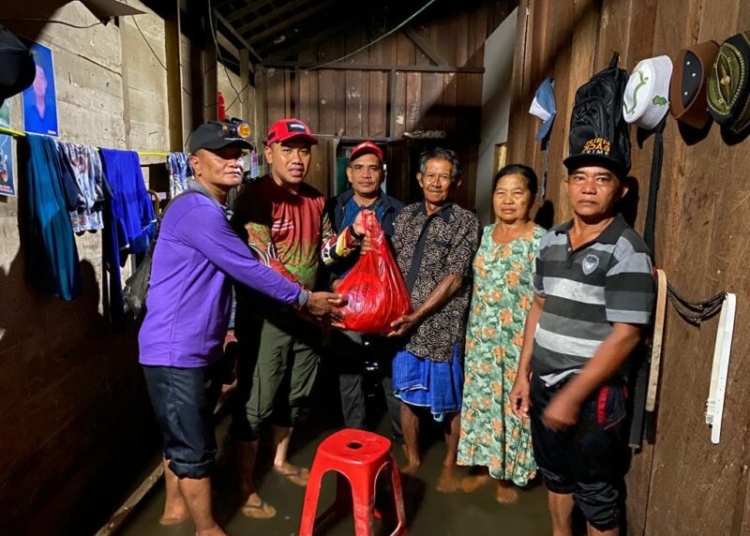 Plt.Kadisbun Prov. Kalteng Rizky R Badjuri menyerahkan bantuan bagi korban banjir di Kecamatan Mentaya Hulu Kotim dari Gubernur Kalteng H. Sugianto Sabran dan Anggota DPR-RI Dapil Kalteng H. Agustiar Sabran. (Photo/ist)