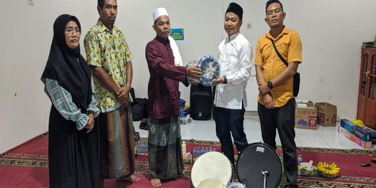 Anggota DPRD Kotawaringin Timur Riskon Fabiansyah menyerahkan peralatan habsyi untuk siswa-siswi TPA Al-Hidayak, Kelurahan Sawahan, Sampit. (Photo/ist)