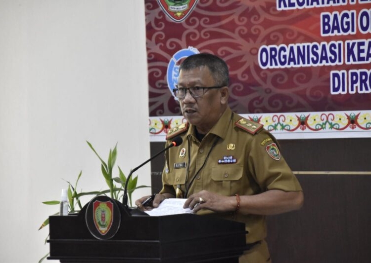 Asisten Pemerintahan dan Kesra Setda Prov. Kalteng Katma F. Dirun saat membacakan sambutan Sekda H. Nuryakin saat membuka  kegiatan pemantapan jejaring kelembagaan bagi organisasi kemasyarakatan, organisasi keagamaan dan organisasi perempuan di Provinsi Kalteng tahun 2022. (Photo/ist)