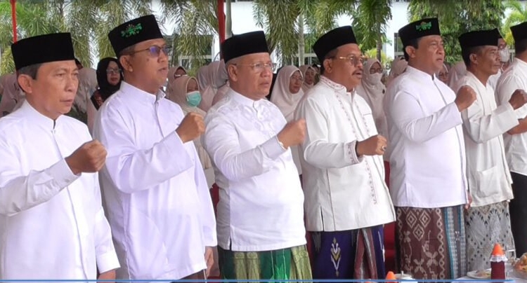 Wagub Kalteng H. Edy Pratowo, Sekda H. Nuryakin dan ketua PWNU Kalteng HM.Wahyudie F Dirun saat menghadiri peringatan Hari Santri Tahun 2022, Sabtu (22/10). (Photo/ Ni)