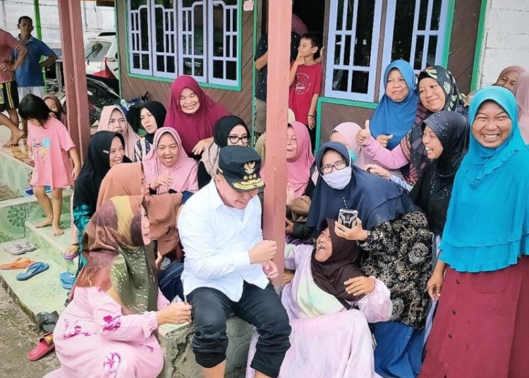 Gubernur Sugianto Sabran Sambangi Pengungsi di Kelurahan Kotawaringin Hulu, Kobar. (Photo/ist)