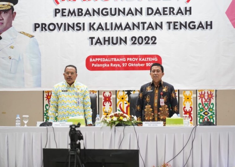 Sekretaris Daerah Prov. Kalteng H. Nuryakin didampingi Kepala Bappedalitbang Prov. Kalteng Kaspinor saat membuka Rapat Koordinasi Pengendalian dan Evaluasi (Rakordalev) Pembangunan Daerah Prov. Kalteng Tahun 2022. (Photo/ist)