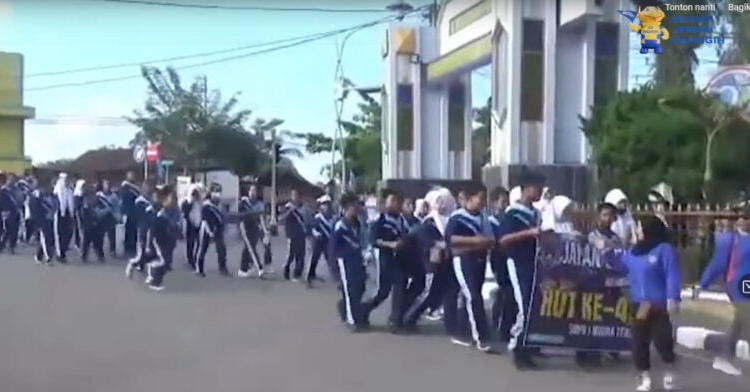 Ratusan siswa siswi SMP Negeri I atau Spensa Muara Teweh saat mengikuti gerak jalan santai dalam rangka memperingati HUT nya ke-48. (Photo/Fauzi)