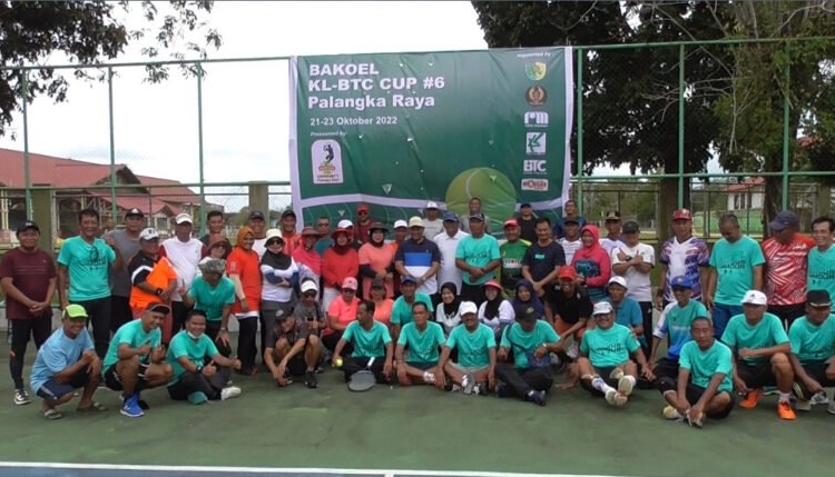 Usai membuka kejuaraan Bakoel KL-BTC Cup Seri VI, Wagub Kalteng H. Edy Pratowo yang juga Ketua Pelti Prov. Kalteng berphoto bersama dengan Peserta dan seluruh Panitia Pelaksana. (Photo/Ni)