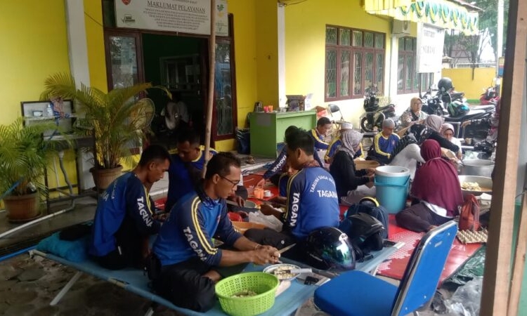 Tim Tagana Prov. Kalteng saat membantu pelayanan dapur umum. (Photo/ist)