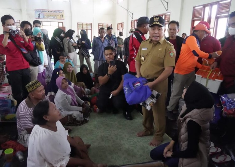 Gubernur Kalteng H. Sugianto Sabran saat meninjau tempat pengungsian warga terdampak banjir di Gedung Olahraga Gelora Remaja. (Photo/ist)