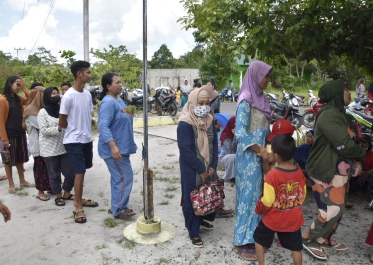 Warga Kelurahan Marang antusias kunjungi Pasar Murah di Kelurahan Marang. (Photo/ist)