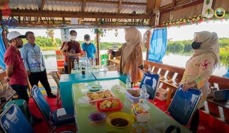 Kawasan Wisata Air Hitam di Kereng Bangkirai, Palangka Raya, merupakan salah satu destinasi wisata andalan di Kota Palangka Raya