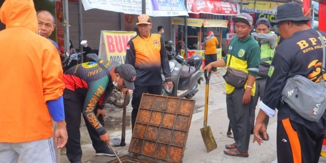 Tim TRC BPBD Kota Palangka Raya bersihkan drainase Jalan Galaxy, MInggu (6/11/2022). Foto : Im