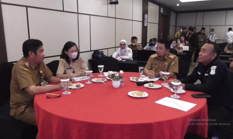 Kepala Diskominfosantik Agus Siswadi bersama Kepala Bappedalitbang Prov. Kalteng Kaspinor. (Photo/debak)