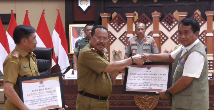 Deputi Bidang Penanganan Darurat BNPB Mayjen TNI Fajar Setyawan menyerahkan bantuan dukungan operasional penanganan dampak bencana banjir kepada Sekda Prov. Kalteng H.Nuryakin. (Photo/Ni)