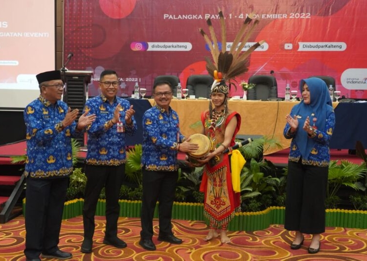 Pembukaan Bimtek Pengembangan Penyelenggara Kegiatan (event) Tahun 2022 yang ditandai dengan pemukulan katambung. (Photo/ist)