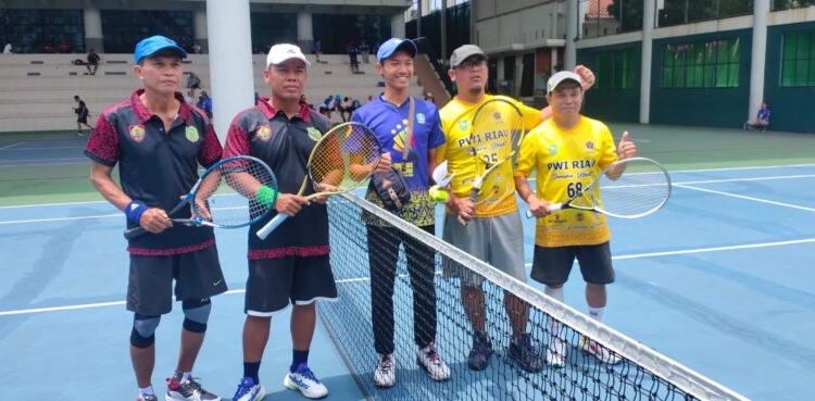 Pasangan tim tenis PWI Kalteng Dadang/ Hermanto yang menang telak atas pasangan tim tenis Jawa Tengah dengan skor telak 8-2 dan membantai tim tenis Riau dengan skor 8-0. (Photo/ivan)