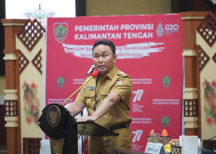 Gubernur Kalteng H. Sugianto Sabran membuka acara sosialisasi dan penyerahan penetapan perkara kemitraan inti plasma perkebunan kelapa sawit di Provinsi Kalteng, bertempat di Aula Jayang Tingang Kantor Gubernur Kalteng, Selasa (22/11/2022).