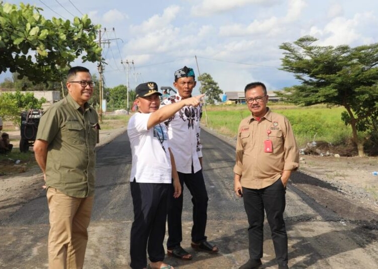 Gubernur Kalteng H. Sugianto Sabran saat meninjau lokasi Food Estate di Kabupaten Pulang Pisau, Kamis (17/11). (Photo/ist)