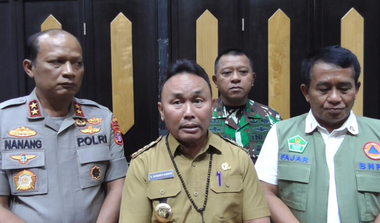 Gubernur Kalteng H. Sugianto Sabran, S.IP didampingi Deputi Kedaruratan BNPB Mayjen TNI Panca Setiawan saat memberikan keterangan pers terkait bantuan beras dari Kemnsos RI yang kondisinya berbau dan tidak layak konsumsi. (Photo/Ni)