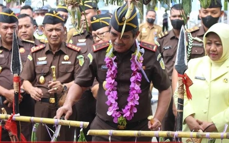 kejati Kalteng melakukan potong pantan saat kunjungan kerja ke Barito Selatan. (ist)