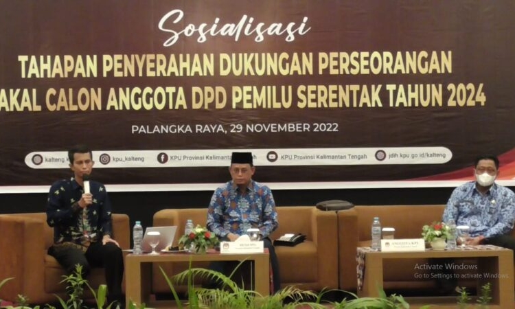 Ketua KPU Prov. Kalteng Harmain didampingi  Eko Wahyu Sulistiobudi Anggota Divisi Sosialisasi Pendidikan Pemilih, SDM dan Parmas saat menyampaikan materi. (Photo/ivan)