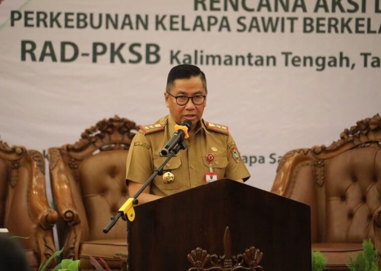 Asisten Bidang Perekonomian dan Pembangunan Leonard S. Ampung saat membacakan sambutan Gubenur Kalteng. (Photo/ist)