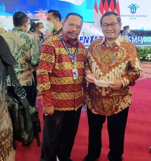 Di sela acara, Sekda Prov. Kalteng H. Nuryakin berbincang dan photo bersama dengan Menseskab Pramono Anung. (Photo/ist)