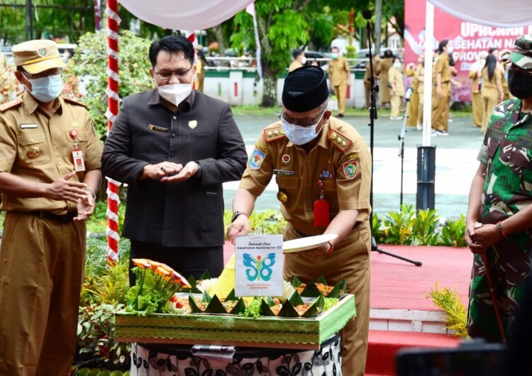 Asisten Pemerintahan dan Kesejahteraan Rakyat Setda Prov. Kalteng Katma F Dirun didampingi Kepala Dinkes Prov. Kalteng Suyuti Syamsul saat potong tumpeng. (Photo/ist)