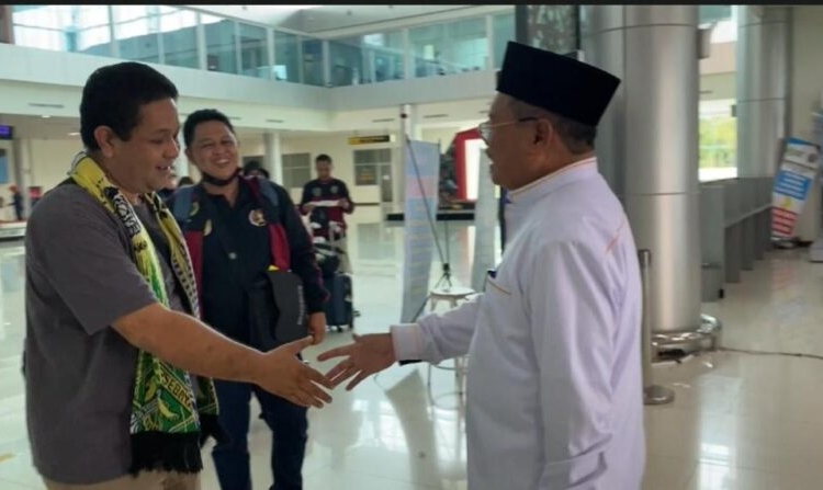 Sekda Prov. Kalteng H.Nuryakin saat menyambut kedatangan rombongan kontingen PWI Kalteng di Bandara Tjilik Riwut Palangka Raya. (Photo/ist)