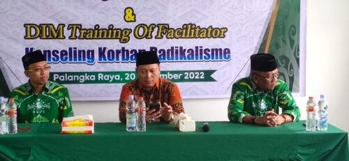 Anggota Kompolnas RI HM Dawam didampingi Rekjtor ITSNU Kalimantan Dr.HM.Katma F Dirun dan ketua Lakpesdam Nahdlatul Ulama Kalteng M. Roziqin saat menggelar Forum Group Discussion (FGD) bertajuk Radikalisme dan Upaya Deradikalisasi di Indonesia. (Photo/van)