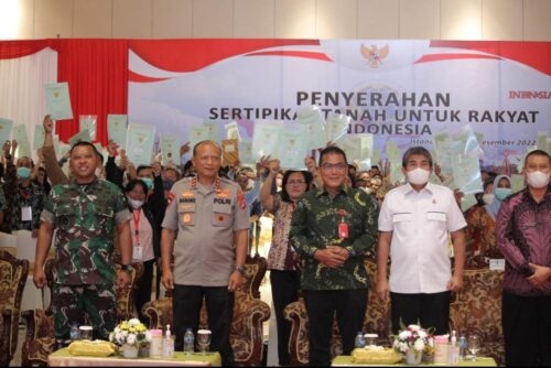 Unsur Forkopimda Kalteng dan masyarakat Kalteng menghadiri penyerahan sertipikat tanah secara virtual dari Hall Kalawa Waterpark Palangka Raya. (Photo/ist)