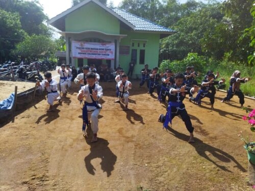 Pendukung Ganjar Pranowo yang berjejaring dalam Relawan Ganjar Milenial Center Kalimantan Tengah, menggelar kegiatan bertajuk 'Pentas Seni Silat Ikatan Kera Sakti' di Desa Tahai Baru, Kecamatan Maliku, Kabupaten Pulang Pisau. (Photo/ist)