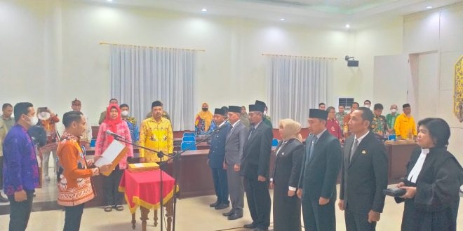 Walikota Palangka Raya, Fairid Naparin melantik enam kepala dinas menjelang malam pergantian tahun baru 2023 di Ruang Peteng Karuhei II, Kantor Walikota Palangka Raya.
Acara pelantikan dilakukan Sabtu 31 Desember 2022. Foto : Im