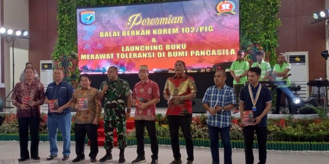 Komandan Korem (Danrem) 102/Pjg Brigjen TNI Yudianto Putrajaya foto bersama Ketua DPRD Kalteng, Ketua DPRD Kota Palangka Raya dan tamu undangan lainnya, Sabtu (31/12/2022). Foto : Im