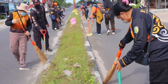 ASN dan PTT di lingkungan Pemerintah Kota Palangka Raya mengikuti kerja bakti massal di Jalan Temanggung Tilung dan Jalan Menteng Kota Palangka Raya, Kamis (5/1/2023). Foto : im