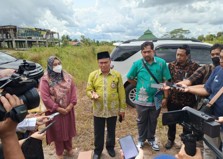 Rektor UMPR DR HM Yusuf dan jajaran saat memberikan keterangan pers terkait dengan kesiapan pembukaan Fakultas Kedokteran dan peluncuran PKMD, Selasa (24/1). (Istimewa)