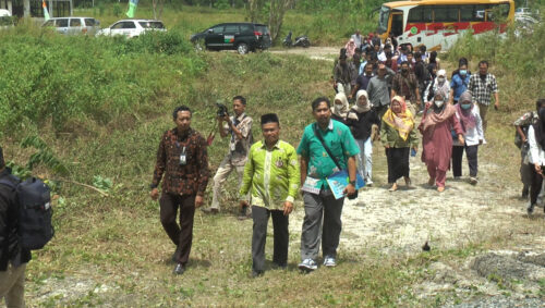 Rektor UMPR Dr.HM.Yusuf, S.Sos.MAP saat meninjau Gedung Fakultas Kedokteran yang saat dalam maish dalam tahap pembangunan. (Photo/ivan)