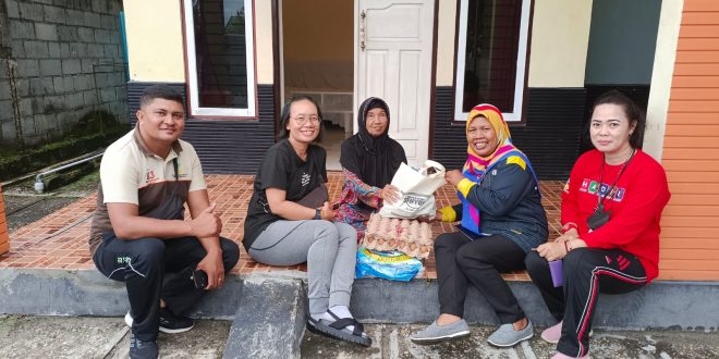 Dinas Sosial Kota Palangka Raya bersama tim Kantung Berbagi Senyum memberikan bantuan kepada korban kebakaran yang terjadi di Jalan Garuda pada 8 Januari 2023 lalu. bantuan diserahkan Senin (23/1/2023). Foto : Ist