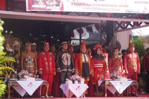 Wagub Kalteng H. Edy Pratowo dan Sekda N.Nuryakin saat menghadiri peringatan hari jadi ke-70 Kotawaringin Timur. (Photo/ist)