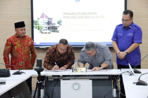 Pemprov Kalteng dan Sekolah Bisnis IPB University Tandatangani PKS Penguatan Kelembagaan dan Pengelolaan Bisnis Bumdesyang disaksikan Gubernur Kalteng H. Sugianto Sabran. (Photo/ist)