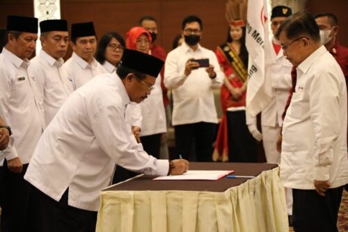 Penandatanganan Berita Acara Pelantikan H. Nuryakin Ketua PMI Prov. Kalteng Masa Bakti 2022-2027
oleh Ketua Umum Pengurus Pusat PMI Pusat HM. Jusuf Kalla sebagai . (Photo/rinto)