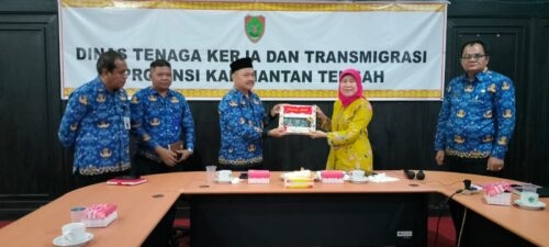 Penyerahan plakat dari Plt. Kepala Disnakertrans Kalteng Farid Wajdi kepada Kepala Sekretariat BNSP Fauziah