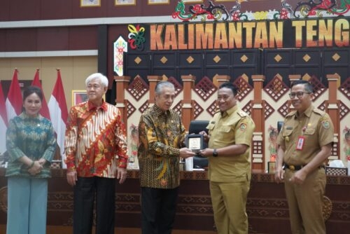 Penyerahan plakat dari Wagub Kalteng H. Edy Pratowo kepada Ketua Tim Kunjungan Kerja Badan Legislasi DPR RI M. Nurdin. (Photo/rizal)