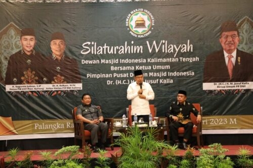 Ketua Umum DMI Pusat HM. Yusuf Kalla saat menyampaikan arahannnya pada silaturahmi wilayah, didampingi Wagub Kalteng H. Edy Pratowo dan Sekretaris DMI Kalteng H. Bulkani. (Photo/ist)