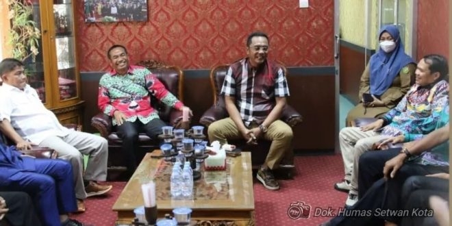 Ketua DPRD Kota Palagka Raya, Sigit K Yunianto, saat menerima kaji banding dari DPRD Kabupaten Katingan, Senin (30/1/2023). Foto : Ist/humas Setwan