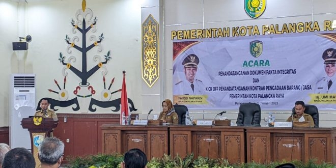 Wali Kota Palangka Raya, Fairid Nafarin  memimpin langsung kegiatan Kick Off Pengadaan Barang dan Jasa (PBJ) tahun 2023 di lingkungan Pemerintah Kota (Pemko) Palangka Raya, bertempat di Aula Peteng Karuhei II Kantor Wali Kota Palangka Raya, Selasa (31/1/2023). Foto : Im