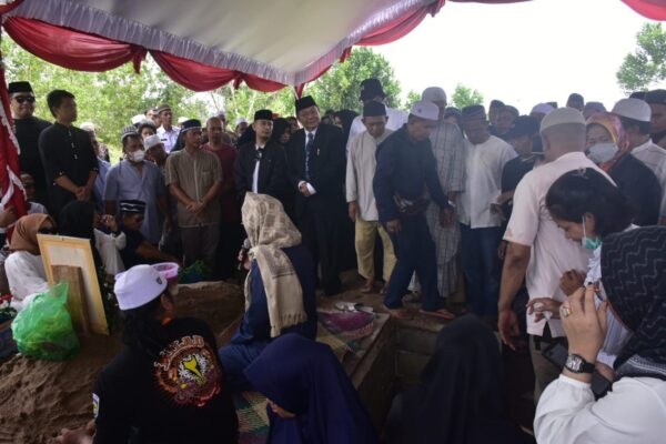 Pemakaman Anggota DPRD Kota palangka Raya, Jumatni, Rabu (25/1/2023). Foto : Im