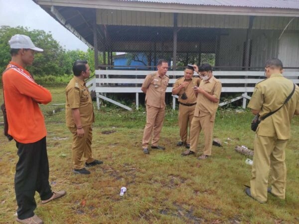 Dinas Komunikasi, Informatika Statistik dan Persandian (Diskominfo) Kota Palangka Raya melakukan survei lokasi rencana pembangunan Menara Basic Transceiver Station (BTS) di Kelurahan Marang dan Habaring Hurung, Kota Palangka Raya, Senin (30/1/2023). Foto : IM