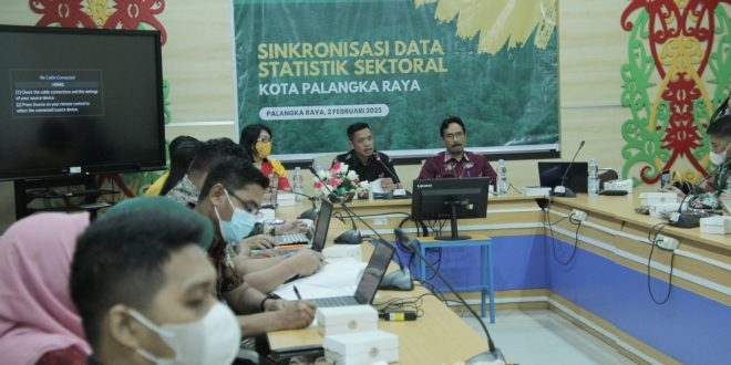 Dinas Komunikasi, Informatika, Statistik dan Persandian (Diskominfo) Kota Palangka Raya bersama Badan Pusat Statistik (BPS) Kota Palangka Raya melaksanakan sinkronisasi data dtatistik Sektoral, di Aula BPS Provinsi Kalimantan Tengah, Jalan Kapten P Tendean, Kota Palangka Raya, Kamis (2/2/2023). Foto : IM