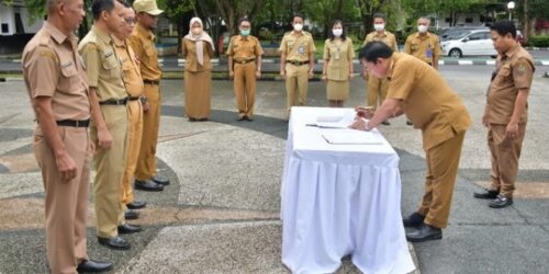 Kepala Bappedalitbang Prov. Kalteng Kaspinor saat menandatangani Berita Acara Serah Terima Jabatan Pejabat Eselon III Lingkup Bappedalitbang Prov. Kalteng. (Photo/ist)