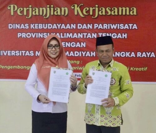 Kepala Dinas Adiah Chandra Sari dan Rektor UMPR Muhammad Yusuf menunjukkan dokumen Perjanjian Kerjasama Disbudpar Kalteng dan UMPR setelah ditandatangani, Rabu (15/2/23) (Photo/CA).