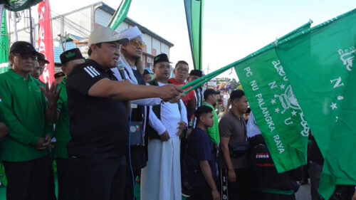 Wakil Gubernur Kalteng H. Edy Pratowo saat mengibarkan bendera start dimulai Jalan Sehat 1 Abad Nahdlatul Ulama. (Photo/ivan)