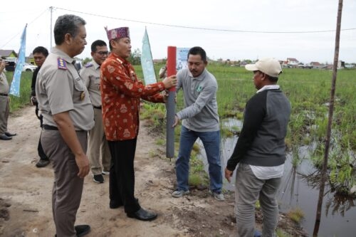 Sahli Gubernur Kalteng Bidang Ekonomi, Keuangan, dan Pembangunan Yuas Elko melakukan pemasangan patok batas tanah. (Photo/feri)